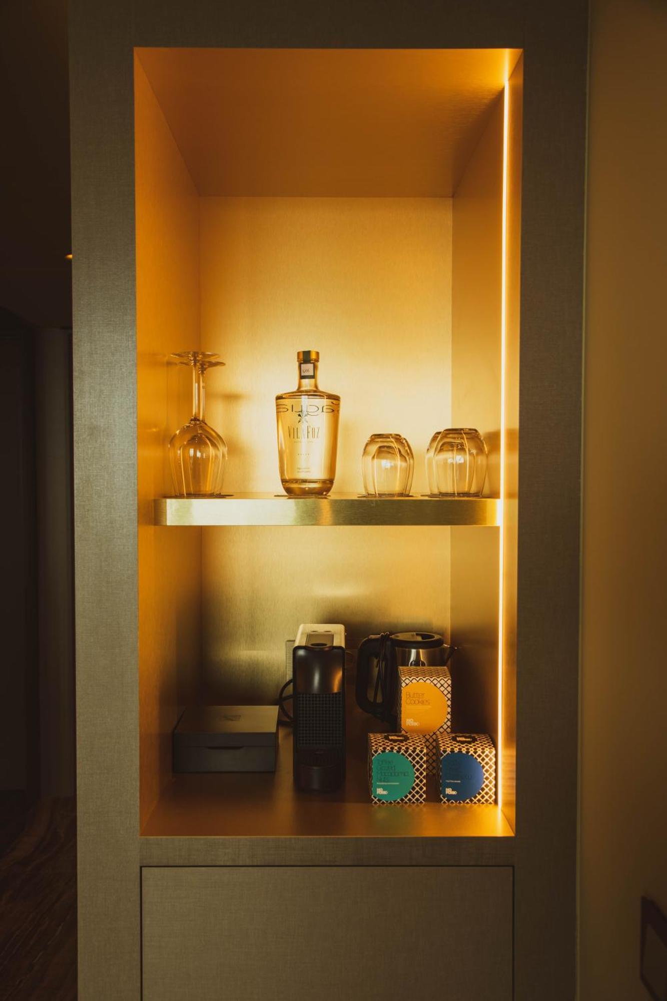 Vila Foz Hotel & Spa - Member Of Design Hotels Porto Zewnętrze zdjęcie A Nespresso machine in a hotel room
