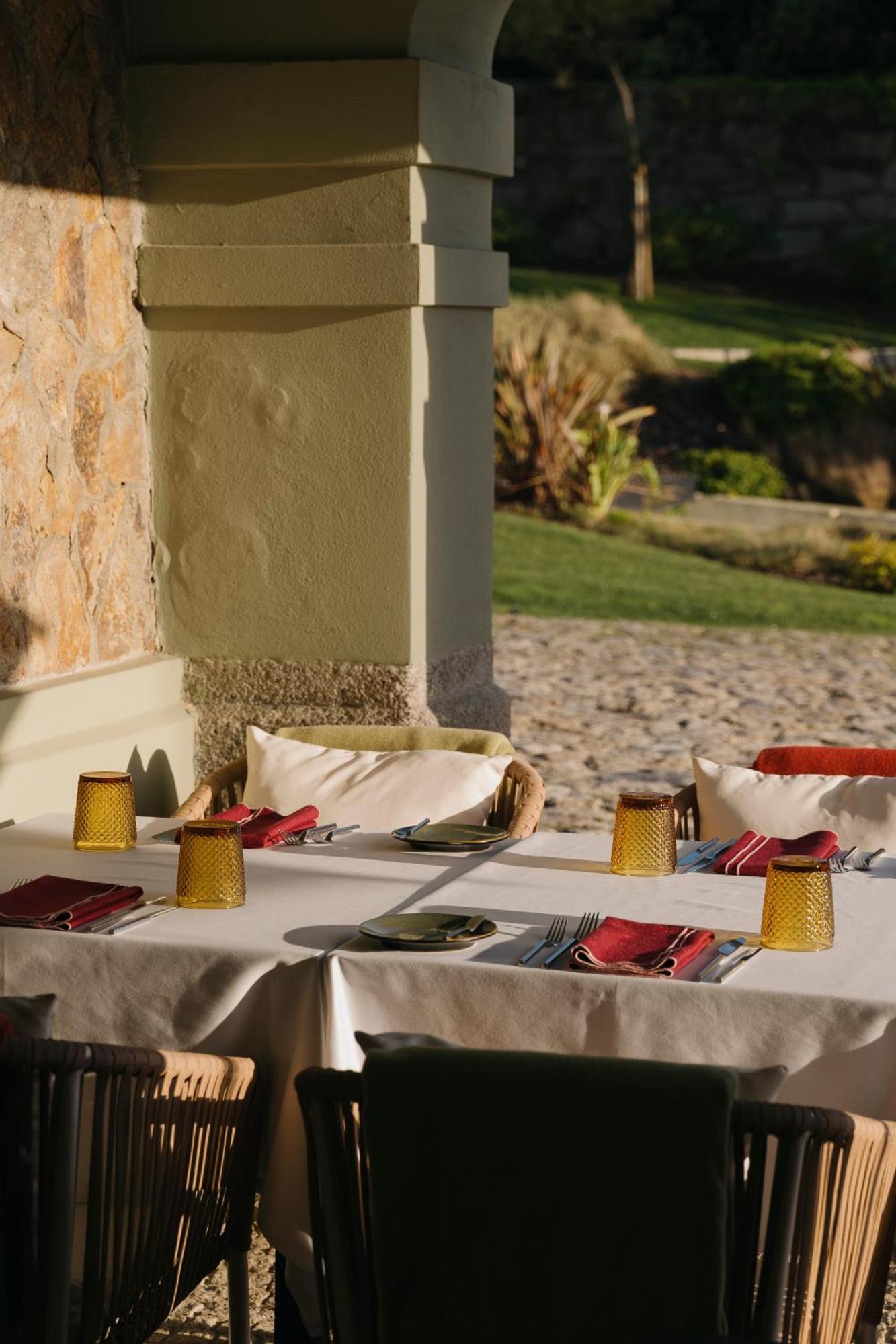 Vila Foz Hotel & Spa - Member Of Design Hotels Porto Zewnętrze zdjęcie A table set for dinner